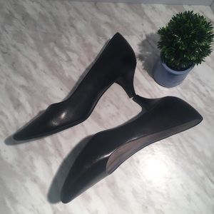 Aerosoles black leather pumps